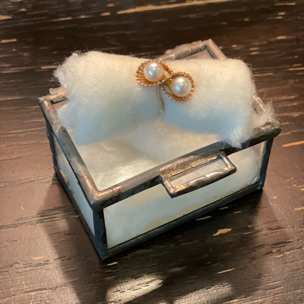 14K Gold Ring with 2 Pearls (jewelry box not included)